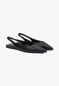 Czarne skórzane baleriny na pasku z ostro zakończonymi noskami, minimalistyczny design, cienkie paski i niski obcas. Gładka struktura z eleganckim wykończeniem.