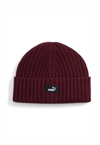 Bordeaux ribbelgebreide beanie met een omgeslagen rand, featuring een gestikte zwarte merkembleem op de voorkant. Zachte textuur en aangesloten pasvorm.