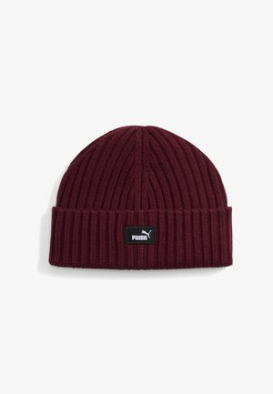 Bordo prążkowana czapka beanie z podwiniętym brzegiem, z haftowaną czarną łatką z logo marki z przodu. Miękka tekstura i dopasowany kształt.