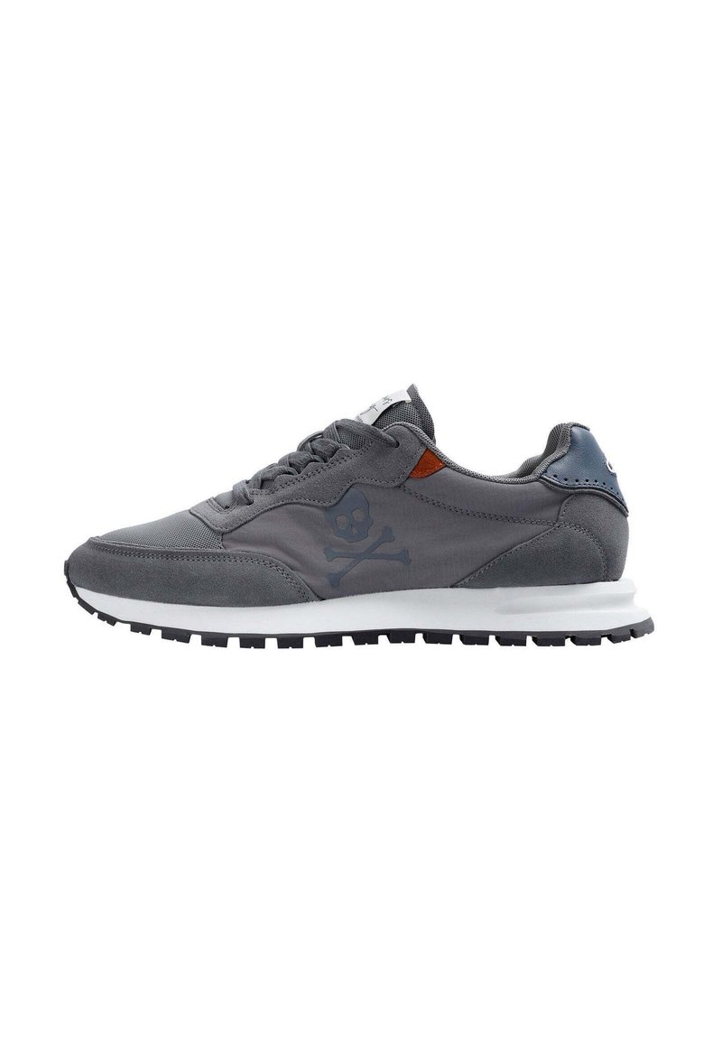 Graue Sneaker aus einer Kombination von Stoff und Wildleder, mit blauen Akzenten, schwarzer Gummisohle und einem Totenkopf-Logo-Muster an der Seite.