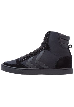 Czarny sneaker za kostkę z sznurowaniem z przodu, pikowaną kołnierzem przy kostce i wzorem w jodełkę po boku, płaska podeszwa.