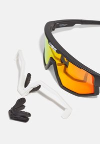 Ochelari de soare sport cu un cadru negru, lentile de culoare portocalie și accente din cauciuc. Include brațe interschimbabile albe pentru tâmple.