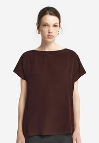 Bordeaux kortärmad topp i ett slätt tyg med bred halsringning och avslappnad passform, med rak nederkant och minimal design.