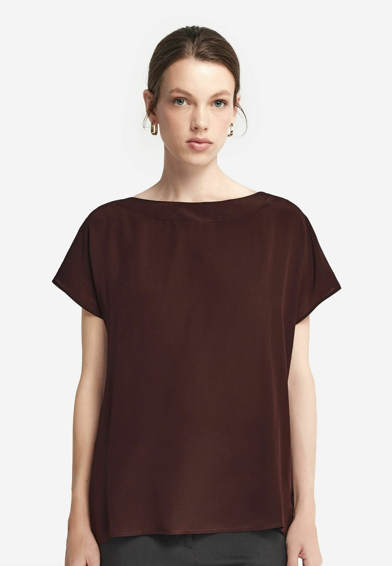 Bordeaux kortärmad topp i ett slätt tyg med bred halsringning och avslappnad passform, med rak nederkant och minimal design.