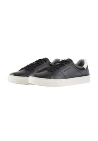 Schwarze Ledersneaker mit einem Low-Top-Design, runder Spitze, weißer Gummisohle und grauem Textilfutter. Schnürsenkel und Logodetails sichtbar.