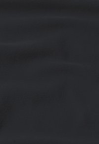 Tissu sombre, surface texturée avec un léger brillant. Matériau lisse et légèrement extensible d'une couleur bleu marine profond, présentant de doux plis tombants.