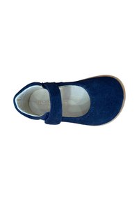 Zapato Mary Jane de terciopelo azul marino con punta redonda, correa ajustable y detalles perforados en la parte superior, montado sobre una suela beige.