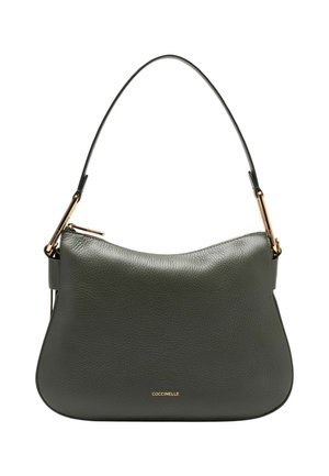 Dunkelgrüne Lederhandtasche mit goldfarbenen Beschlägen und einem einzelnen oberen Griff, mit einer glatten, geschwungenen Form und kleinem Markenzeichen auf der Vorderseite.