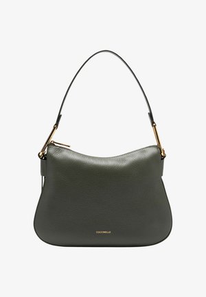Sac à main en cuir vert foncé avec une quincaillerie dorée et une poignée supérieure unique, présentant une forme lisse et courbée ainsi qu'un petit logo de marque sur le devant.