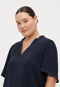 ONLY Carmakoma CARNOEMI LIFE 2/4 V NECK BLOUSE  - Blouse - sky captain