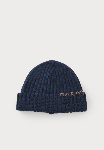Berretto lavorato a maglia di un blu navy scuro con texture a costine, risvolto e un piccolo logo ricamato marrone come accento.