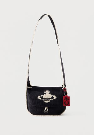 Sac bandoulière noir en crochet avec emblème de planète blanc, bordure crème, fermeture par bouton et étiquette rouge avec logo noir suspendue à la sangle.