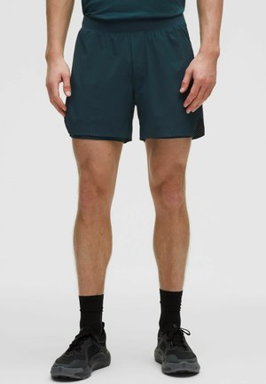 Pánské sportovní šortky v tmavě petrolejové barvě, vyrobené z lehké látky. Mají síťované boční panely a pohodlný elastický pás.
