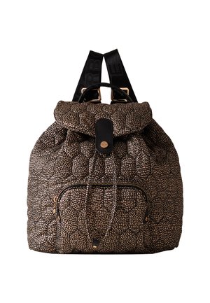 Sac à dos matelassé en marron et noir, doté d'une fermeture à cordon, d'une poche zippée à l'avant et de deux bretelles noires avec des accents de logo.