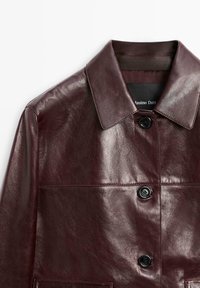 Burgunderfarbene Lederjacke mit Kragen, ausgestattet mit zwei Knöpfen, rechteckigen Taschen und einer glatten, glänzenden Textur.