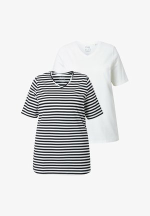 Dvě trička s krátkými rukávy: jedno černobílé pruhované s výstřihem do V, druhé jednobarevné bílé. Obě mají volný střih a jsou vyrobené z měkké bavlny.