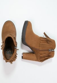 Refresh Bottines à talons hauts - camel