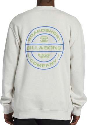 Felpa crewneck in pile grigio chiaro, con un grande logo circolare multi-colore sul retro con la scritta "BILLABONG" e "BOARDSHORT COMPANY."