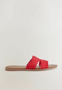 Røde ruskinds slidesandaler med flad sål, som har to krydsede stropper og en glat tekstureret indersål. Ingen hæl eller udsmykninger.