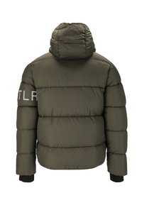 Olivgrön puffjacka med huva, horisontellt quiltad mönster och svarta ribbade muddar. Har "ATL" tryckt i vitt på ärmen.