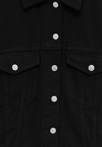 Zwarte spijkerjas met een puntige kraag, zilverkleurige drukknopen, twee borstzakken en een gestructureerd oppervlak.