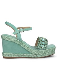 Sandalo con zeppa in suede aqua e suola in juta intrecciata, dotato di una cinghia decorata con gioielli e di una fibbia regolabile alla caviglia.