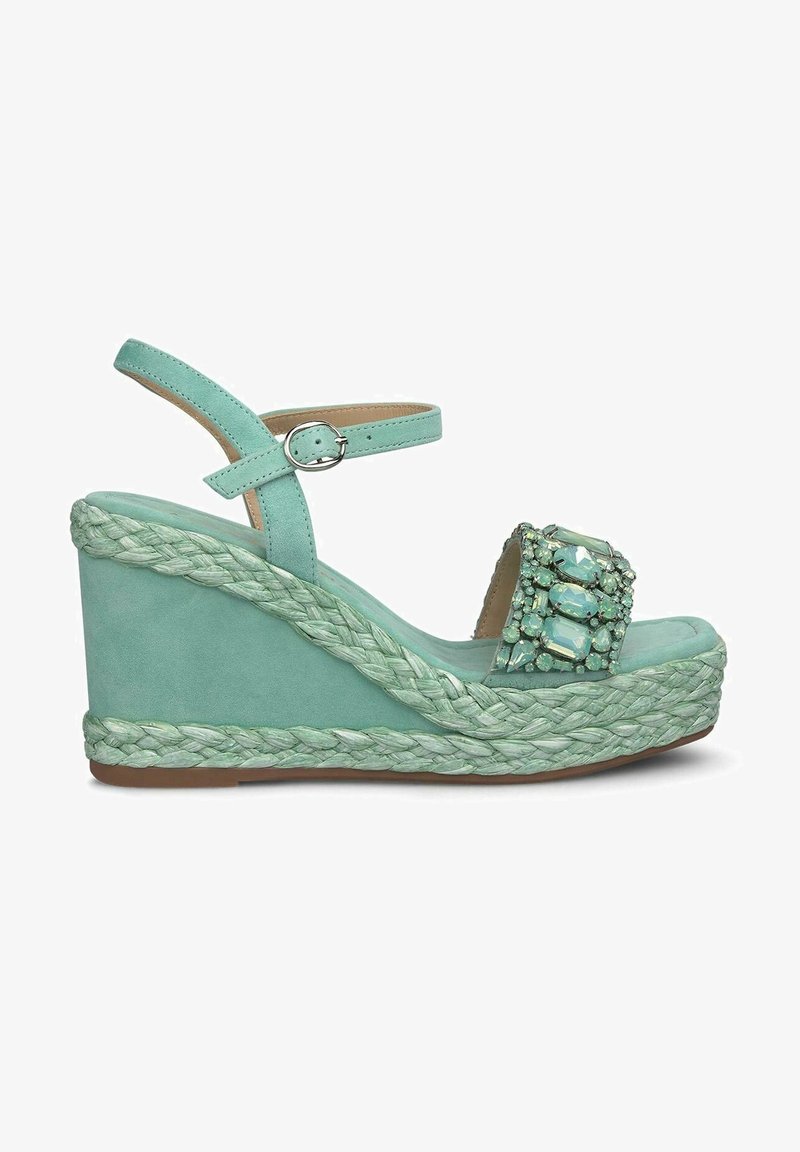 Aqua Wildleder Wedge-Sandale mit geflochtener Jutesohle, ausgestattet mit einem verzierten Riemen und einem verstellbaren Knöchellock.