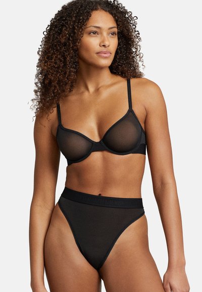 Czarny biustonosz z przezroczystymi miseczkami i regulowanymi ramiączkami, zestawiony z dopasowanym wysokim majtkami typu thong z paskiem z logo.