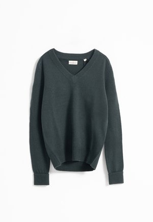 Suéter verde oscuro de cuello en v con puños y dobladillo acanalados. Tela suave y texturizada con un ajuste relajado, que presenta una etiqueta en el cuello.