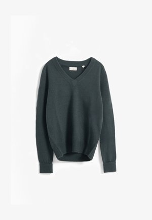 Suéter verde oscuro de cuello en v con puños y dobladillo acanalados. Tela suave y texturizada con un ajuste relajado, que presenta una etiqueta en el cuello.