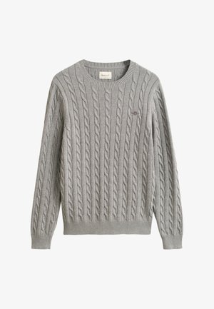 Grijze kabelgebreide trui met een ronde halslijn, geribbelde manchetten en zoom, met een klein geborduurd logo op de borst.