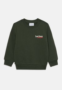 Sweatshirt vert foncé avec un col rond, des poignets et un ourlet côtelés. Présente le logo "Les Deux" et un texte d'accent rouge brodé sur le devant.