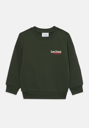 Sudadera verde oscura con cuello redondo, puños y dobladillo acanalados. Presenta el logo "Les Deux" y texto en rojo bordado en la parte frontal.