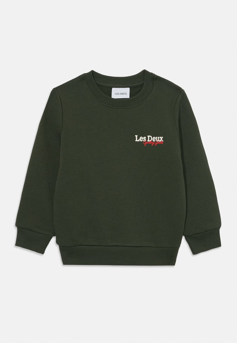 Sweatshirt vert foncé avec un col rond, des poignets et un ourlet côtelés. Présente le logo "Les Deux" et un texte d'accent rouge brodé sur le devant.