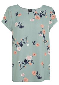 Grön kortärmad blus i mjukt tyg, med ett blommigt mönster med rosa, vita och marinblå detaljer på en ljus bakgrund.