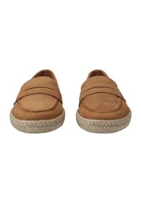 Scarpe slip-on in suede marrone con cinturini a strati, dotate di una suola in corda naturale. Texture liscia e design della punta arrotondata.
