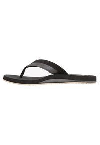 Sorte flip-flops med en strukturert fotseng, med en tynn rem og en fleksibel såle. Undersiden har en lysfarget yttersåle.