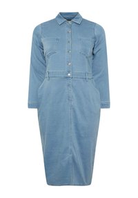 Denimklänning i ljusblått, med krage, knappfront, långa ärmar, två bröstfickor och längd till mitten av vaden.