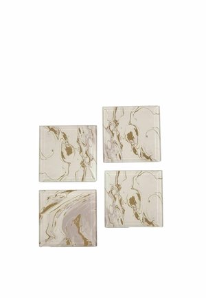 Vier vierkante keramische onderzetters met beige, bruine en lichtroze gemarmerde patronen op een witte achtergrond.