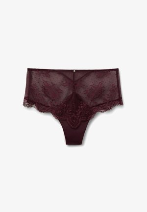 Bordeaux kant string met een doorzichtige bovenpanel, bloempatroon en geschulpte randen. Beschikt over een lagere sectie van stevige stof en decoratieve hardware.