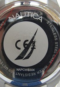 Nautica óra hátlapja, rozsdamentes acél, kör alakú, fekete és ezüst színekben, vízállósági címkével és CE jellel. Modell NAPCWS304.