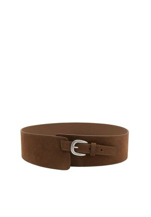 Large ceinture en daim marron avec une boucle argentée, coutures visibles le long des bords, exposée sur un fond blanc uni.