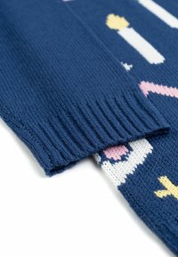 Maglione lavorato a maglia blu navy con polsini a costine. Presenta motivi colorati in rosa, giallo e bianco. Texture morbida con design a contrasto.