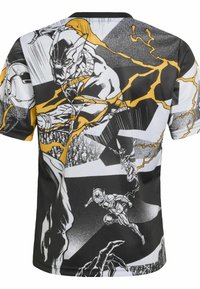 Grafisk t-shirt med sort, hvidt og gult design, der viser superhelteillustrationer i dynamiske positurer med lyn-effekter.