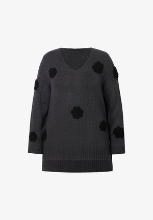 Grå strikket sweater med V-hals, lange ærmer og sorte blomsterapplikationer foran. Strukturmønster og ribbet kantdetalje.
