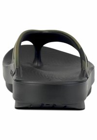 Mustad ja oliivrohelised sandaalid, millel on kontuuriga jalapadjand, laiad rihmad, tekstuuriga tald ja kerge kand. 