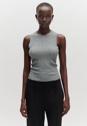 Grijze geribbelde mouwloze top met een ronde halslijn, gemaakt van zacht breigoed, gecombineerd met zwarte high-waisted broek. Glad textuur, slank ontwerp.