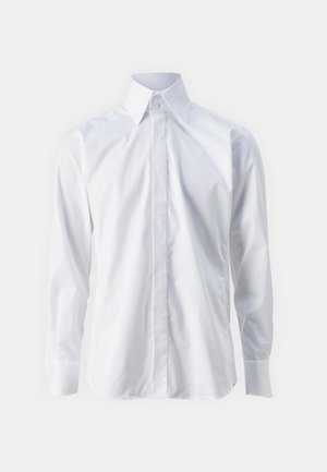 Camisa blanca de manga larga hecha de tejido suave, con un collar clásico, cierre de botones al frente y un sutil logo bordado en la parte inferior izquierda.
