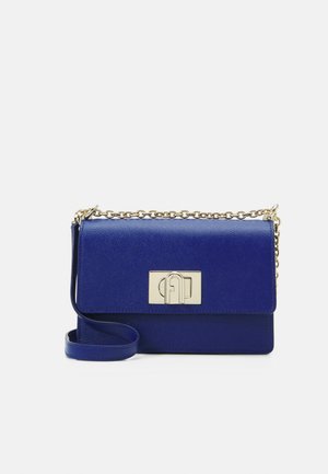 Sac bandoulière en cuir bleu avec une sangle chaîne dorée et un fermoir rectangulaire doré sur le rabat avant.