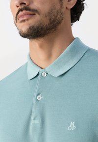 Marc O'Polo SHORT SLEEVE RIB COLLAR AND CUFFS SLITS AT HEM - Polotričko - midnight moss